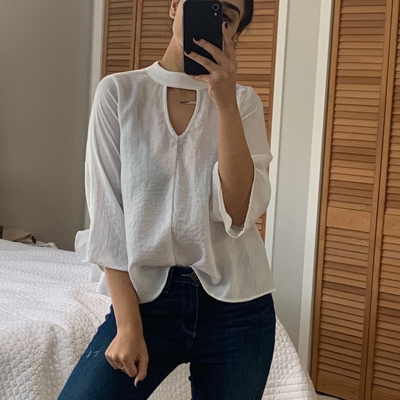 Keyhole White Blouse with Sleeves - Picture 2 of 5